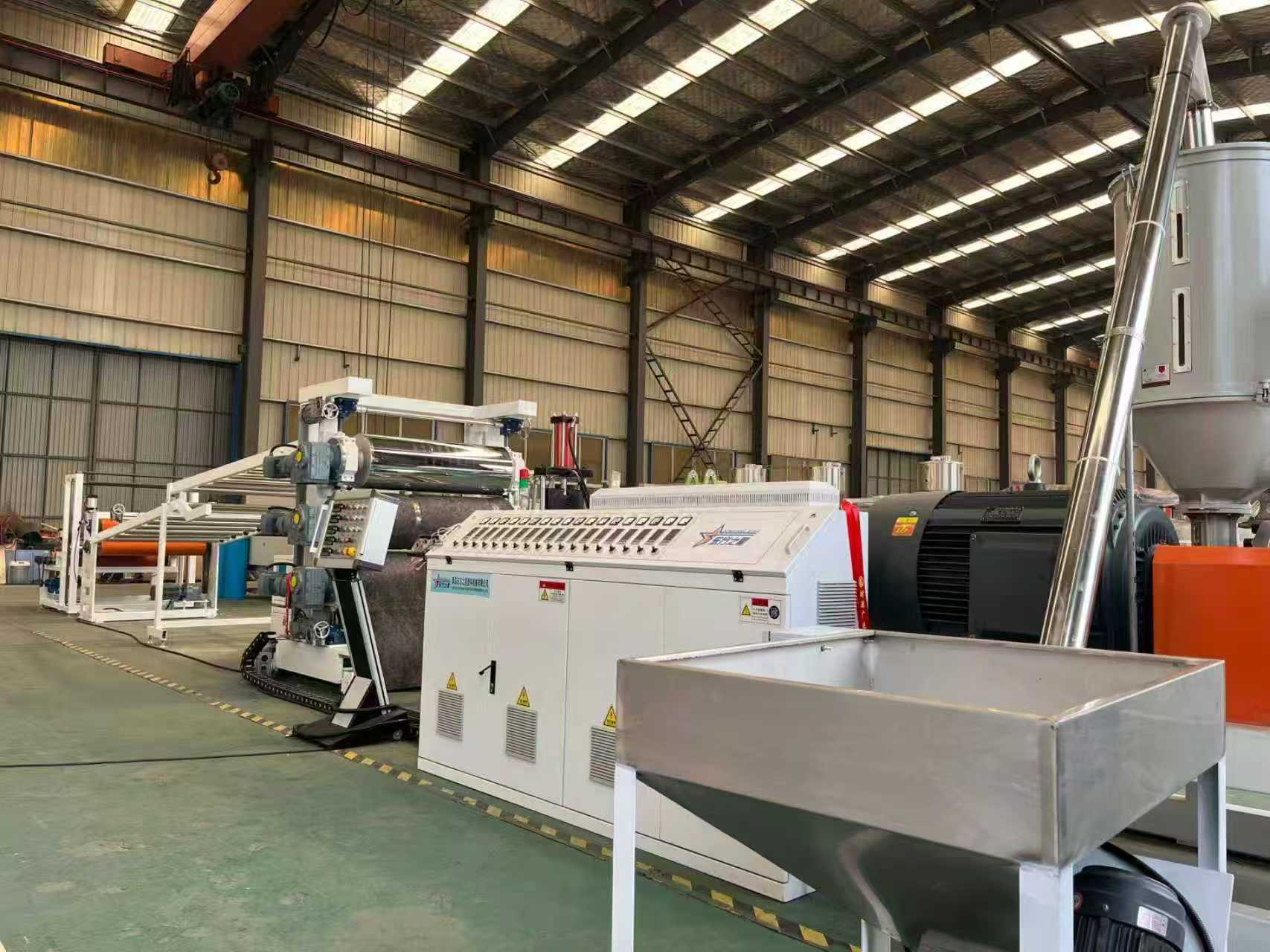 QINGDAO EASTSTAR sveikina klientus dėl TPE / TPV / TPU / TPR neslystančio kilimėlio įrangos patikrinimo