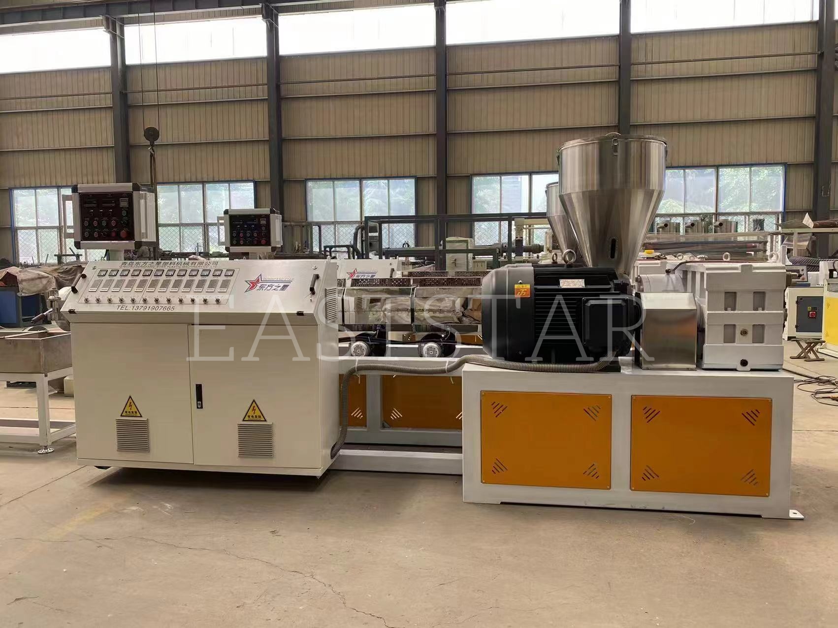 Mūsų techninė komanda atlieka tikslų TSSK65 lygiagrečio dviejų sraigtų granuliatoriaus surinkimą mūsų arabų klientui