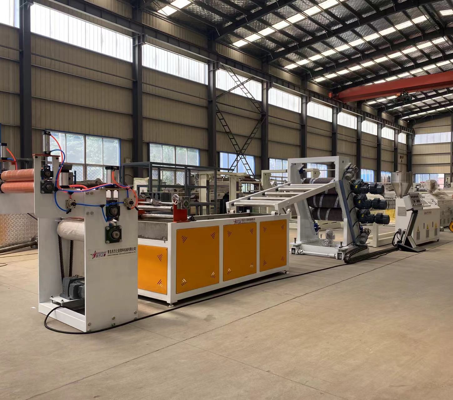 Profesionalūs PVC lanksčių durų užuolaidų gamybos linijos sprendimai leidžia efektyviai gaminti pramonines durų užuolaidas