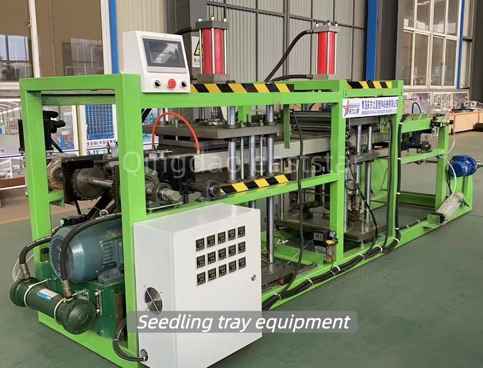 Indijos klientai aplanko sodinukų padėklą ir šaknų kontrolės įrangą, aptardami modernius žemės ūkio sodinimo sprendimus