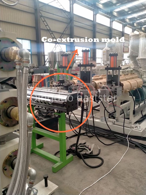 Profesionali ABS daugiasluoksnė koekstruzijos lakštų gamybos linija leidžia gaminti aukštos kokybės kompozicines medžiagas