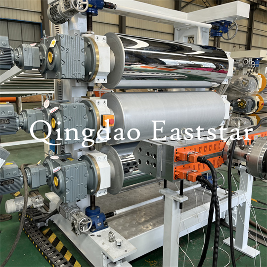 Lakštų trijų ritinėlių kalendoriaus formavimo mašina